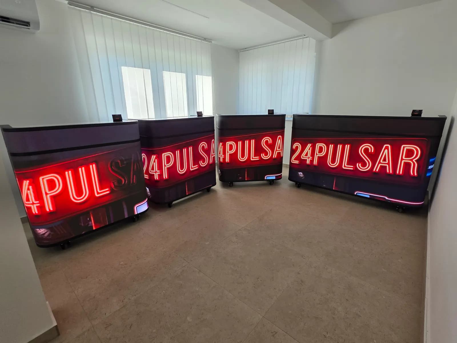 24PULSAR digitalni LED promotivni pult — 24PULSAR, Showroom