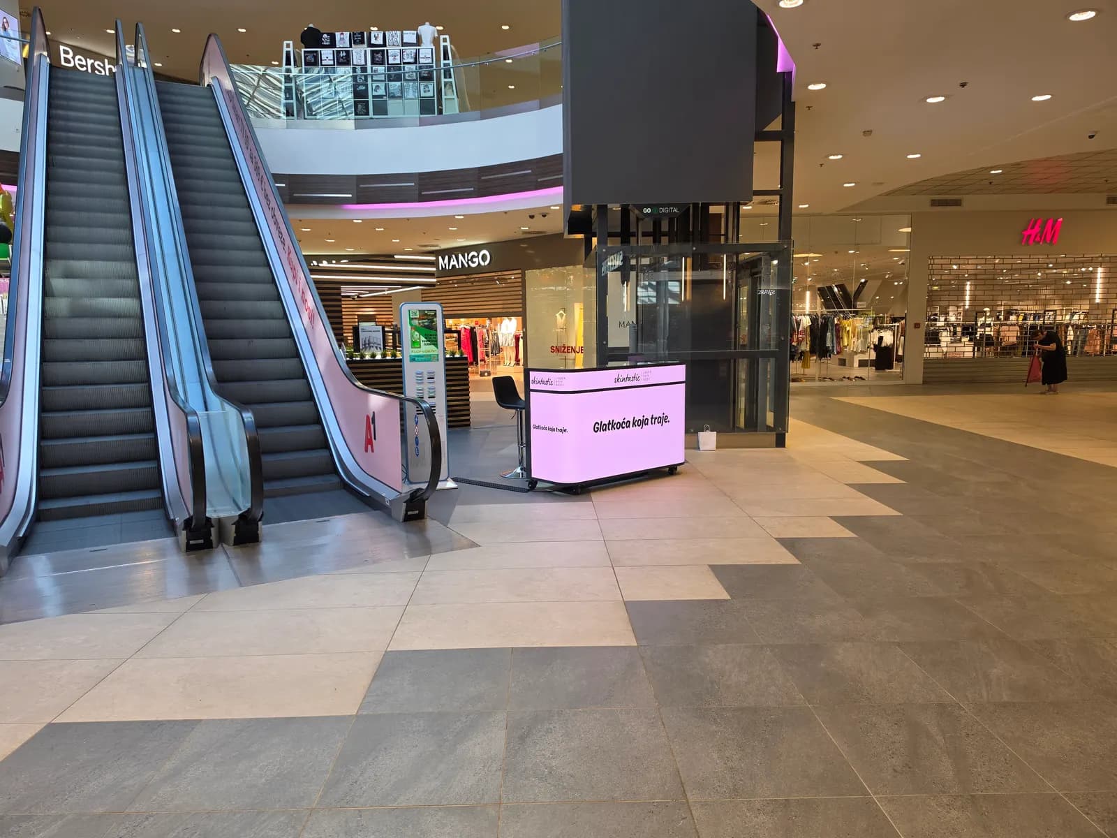 24PULSAR digitalni LED promotivni pult — Skintastic, City Center one West, Zagreb